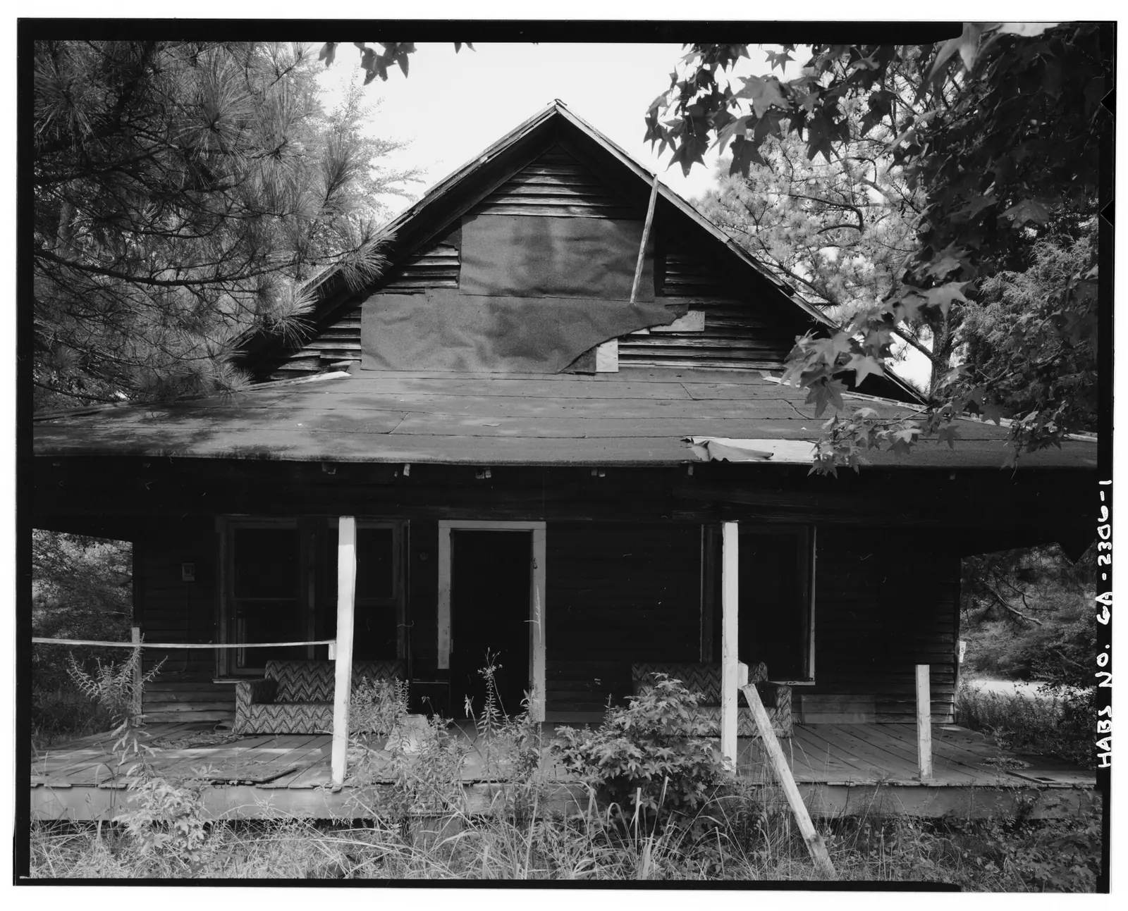 The Andrew Nations House, a farmhouse at Redwing and Bernhard roads in Peachtree City, photographed for the Historic American Buildings Survey.