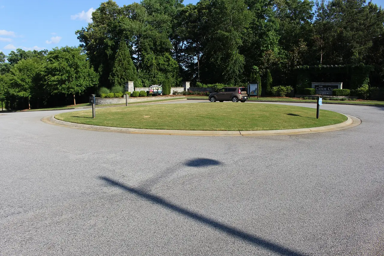 A roundabout and streetlight at the entrance to The Canoe Club neighborhood in Fayette County.